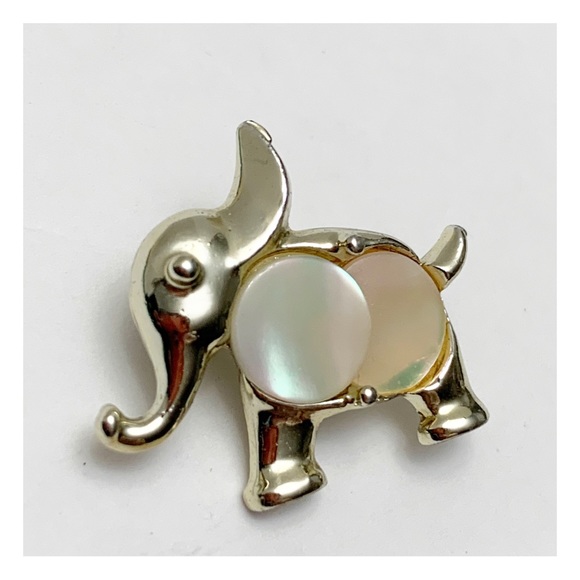 Vintage MCM small trunk up elephant brooch pin with mother of pearl belly - Picture 6 of 7